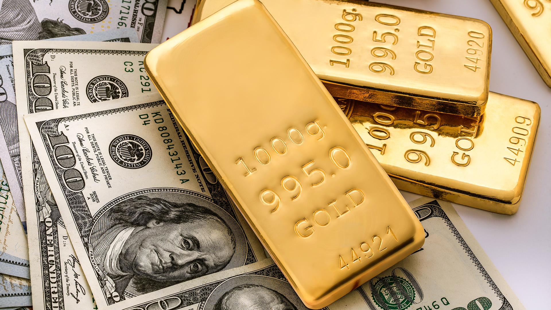 الدولار الأمريكي ينخفض والذهب يستقر